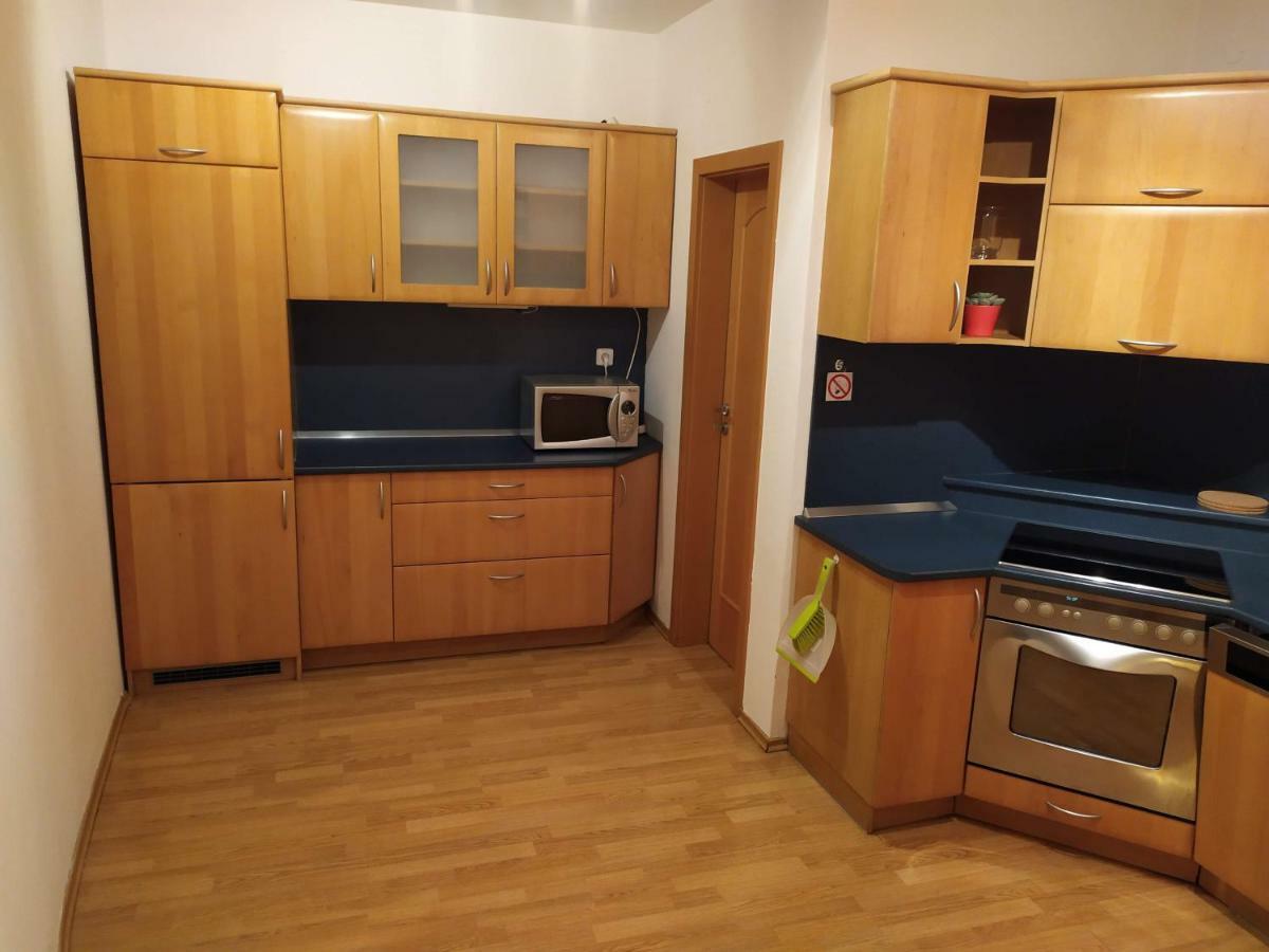 Kate & Jenny - Two-Level Apartment In The Old Town บราติสลาวา ภายนอก รูปภาพ