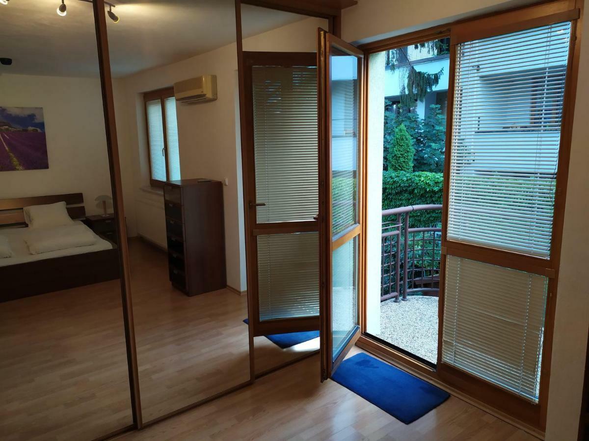 Kate & Jenny - Two-Level Apartment In The Old Town บราติสลาวา ภายนอก รูปภาพ