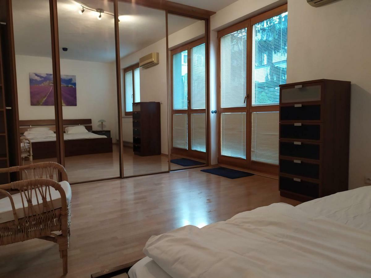 Kate & Jenny - Two-Level Apartment In The Old Town บราติสลาวา ภายนอก รูปภาพ